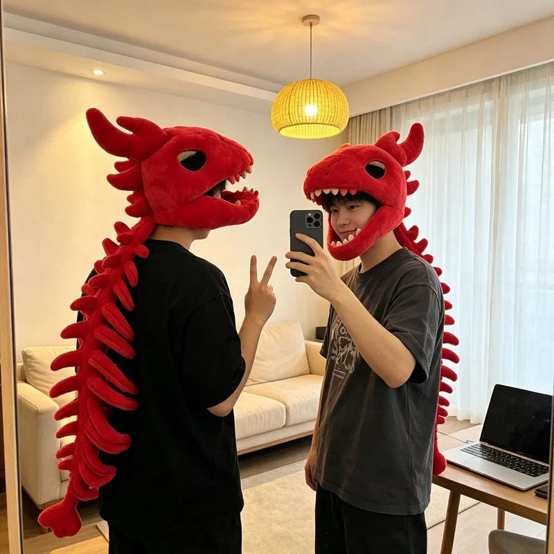 Deux personnes portant la coiffe squelette de dinosaure rouge