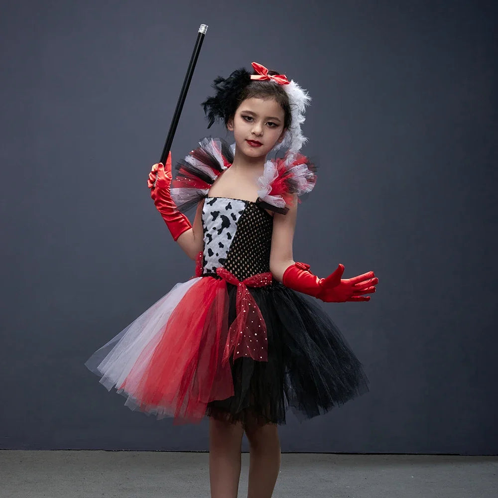 Fille portant le costume de vilaine à pois dalmatien avec headband à plumes et gants rouges