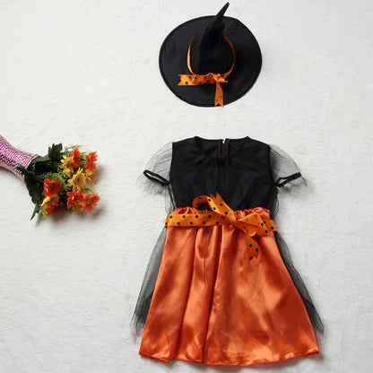 Robe de sorcière orange et noir et chapeau de sorcière assorti posés à plat