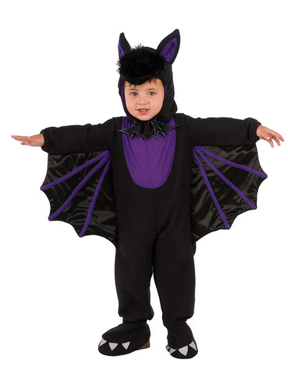 Tout-petit portant la combinaison chauve-souris violette et noire avec capuche et pieds griffés