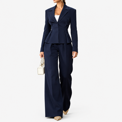 Tailleur blazer péplum bleu marine et pantalon large taille haute, vue de face sur mannequin fantôme