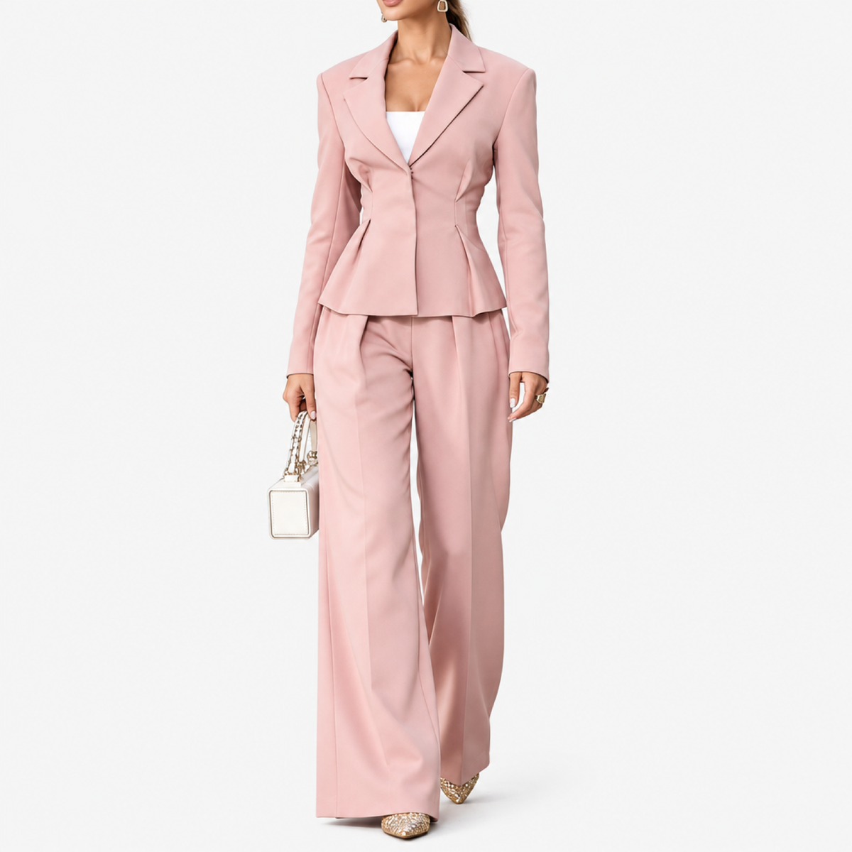 Tailleur blazer péplum rose et pantalon large taille haute, vue de face sur mannequin fantôme