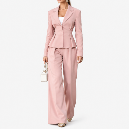 Tailleur blazer péplum rose et pantalon large taille haute, vue de face sur mannequin fantôme