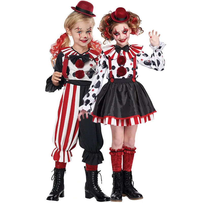 Deux fillettes portant des costumes de clown, jupe et pantalon
