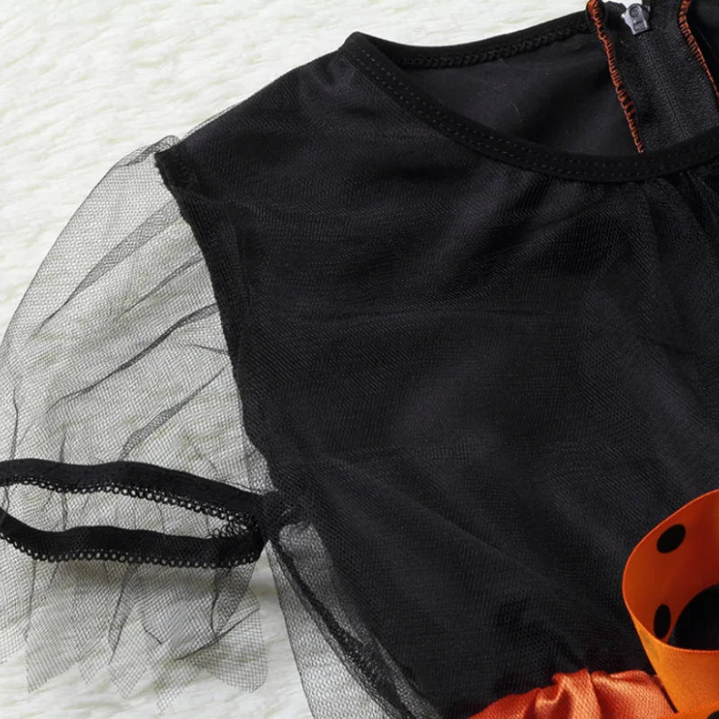 Gros plan sur le tissu mesh noir des manches et du bustier de la robe de sorcière