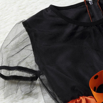 Gros plan sur le tissu mesh noir des manches et du bustier de la robe de sorcière