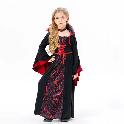 Fillette portant la robe de reine vampire, regard par-dessus l'épaule