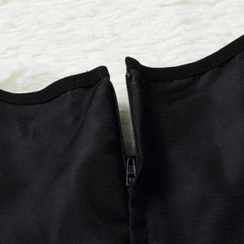 Gros plan sur la fermeture zippée au dos de la robe de sorcière