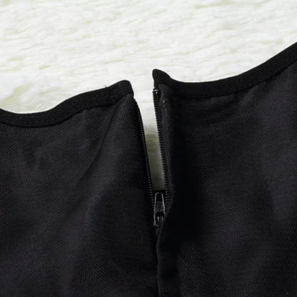 Gros plan sur la fermeture zippée au dos de la robe de sorcière