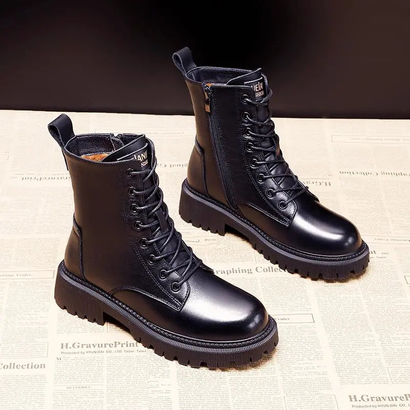 Bottes d'hiver en cuir noir, portées en situation