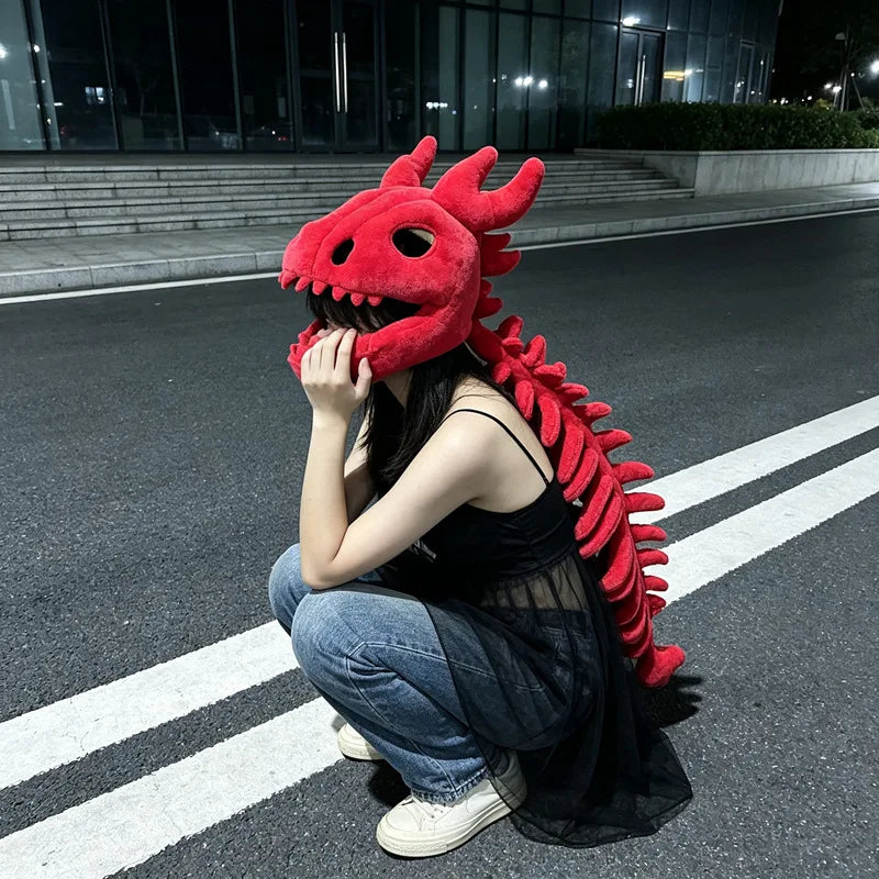 Coiffe peluche squelette de dinosaure rouge avec longue queue