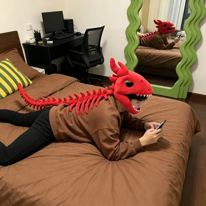 Personne allongée portant la coiffe squelette de dinosaure rouge