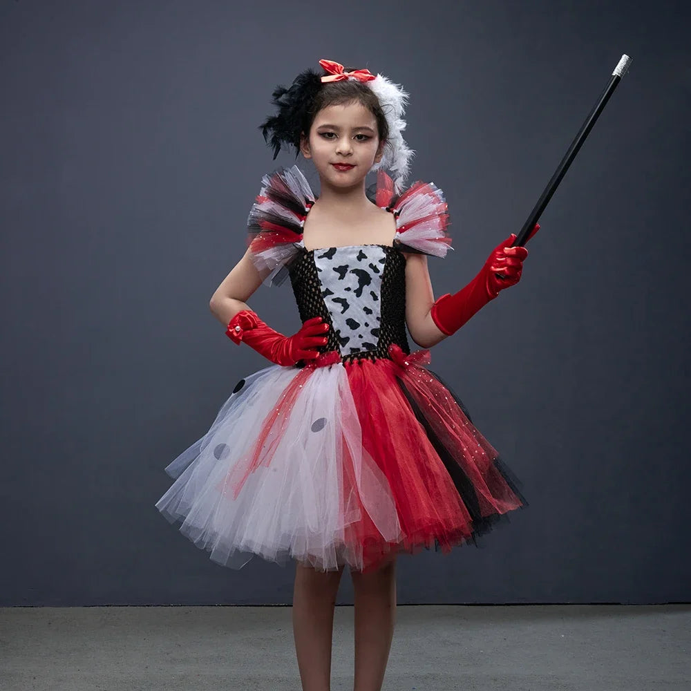 Vue de face du costume de vilaine à pois dalmatien avec jupe en tulle et liseré rouge