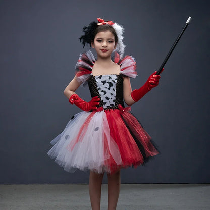 Vue de face du costume de vilaine à pois dalmatien avec jupe en tulle et liseré rouge