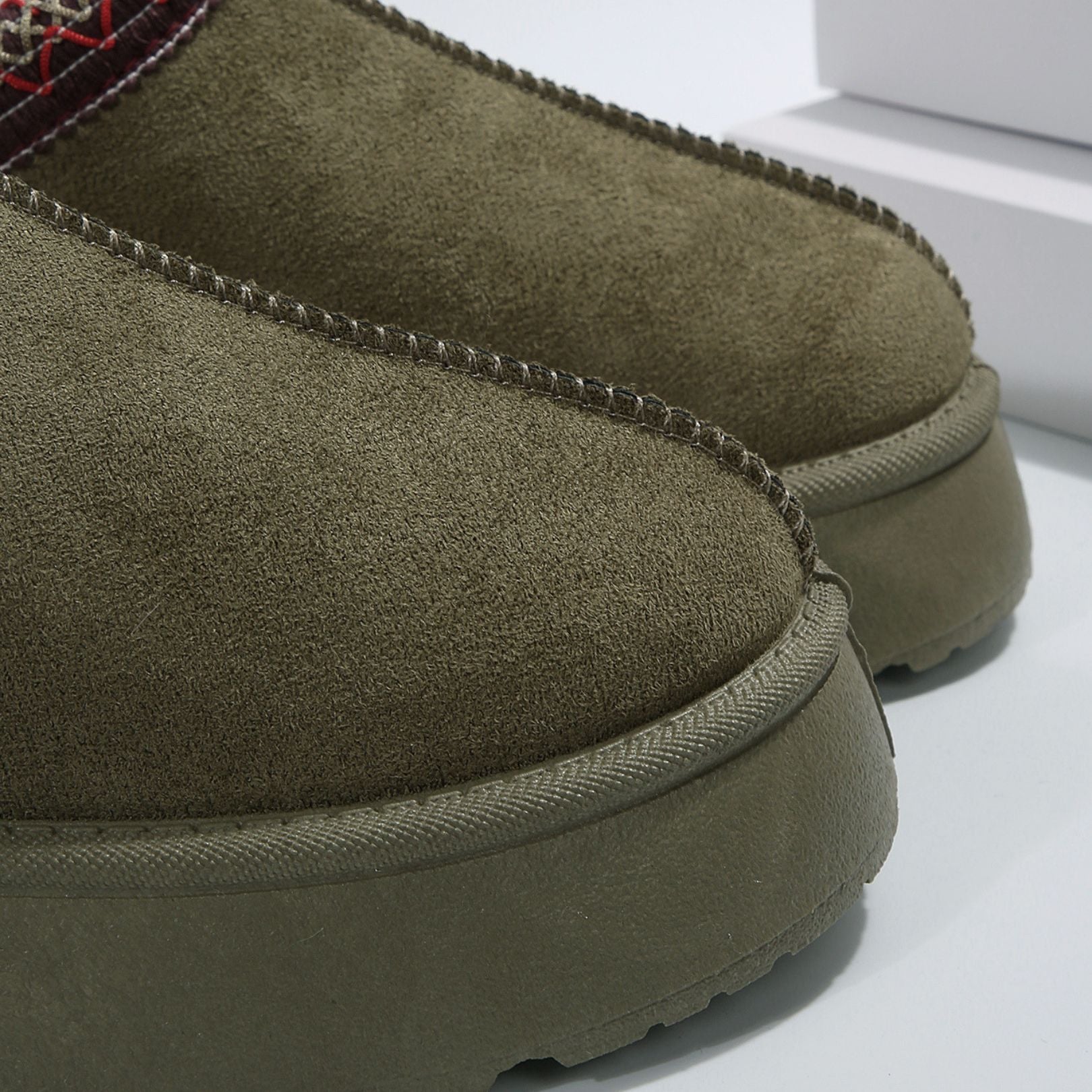 Bottines femme aspect daim, vue de côté