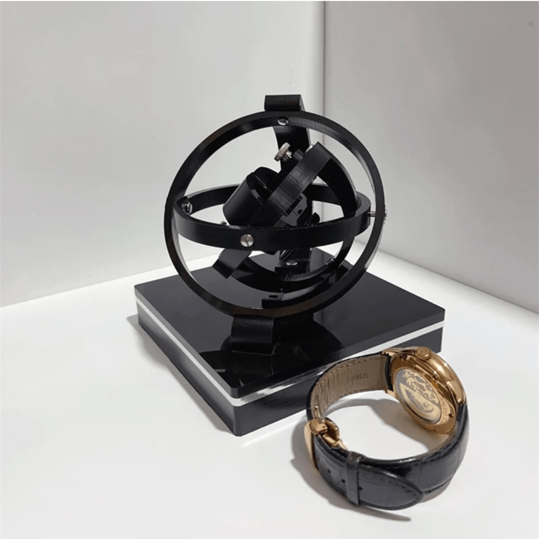 Boîte à montre automatique, intérieur avec support de montre