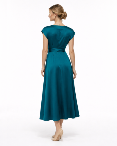 Robe Longue Satinée à Taille Nouée et Coupe Croisée Élégante