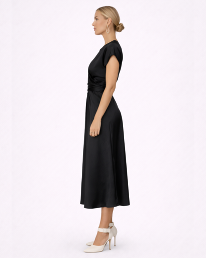 Robe Longue Satinée à Taille Nouée et Coupe Croisée Élégante