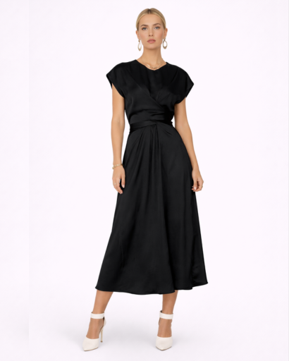 Robe Longue Satinée à Taille Nouée et Coupe Croisée Élégante