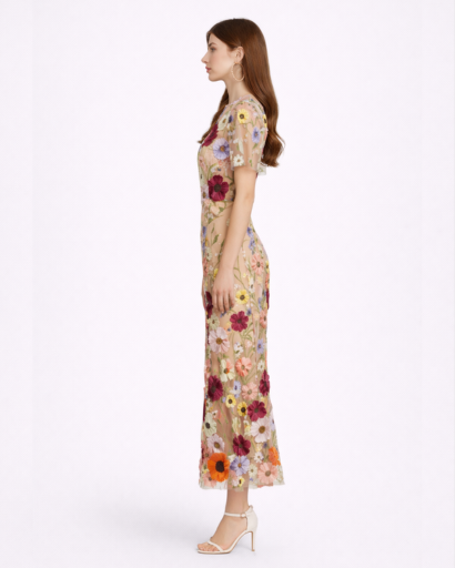 Robe Longue de Soirée Ajustée à Broderies Florales en Relief et Manches Courtes Transpantes
