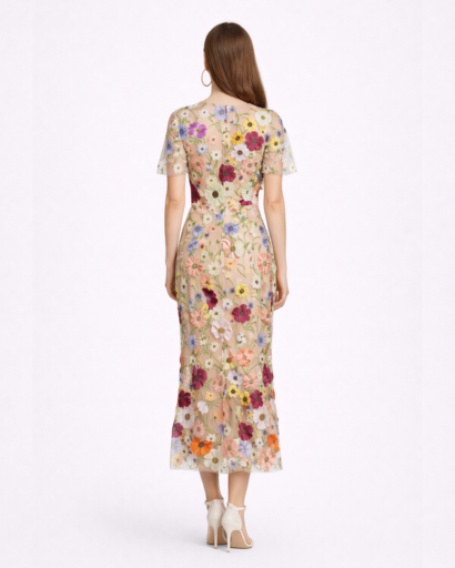 Robe Longue de Soirée Ajustée à Broderies Florales en Relief et Manches Courtes Transpantes
