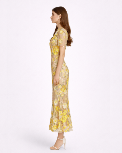 Robe Longue de Soirée Ajustée à Broderies Florales en Relief et Manches Courtes Transpantes
