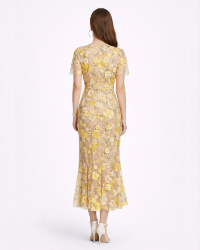 Robe Longue de Soirée Ajustée à Broderies Florales en Relief et Manches Courtes Transpantes
