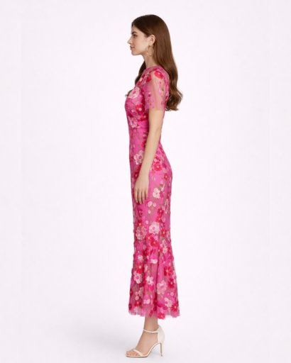 Robe Longue de Soirée Ajustée à Broderies Florales en Relief et Manches Courtes Transpantes