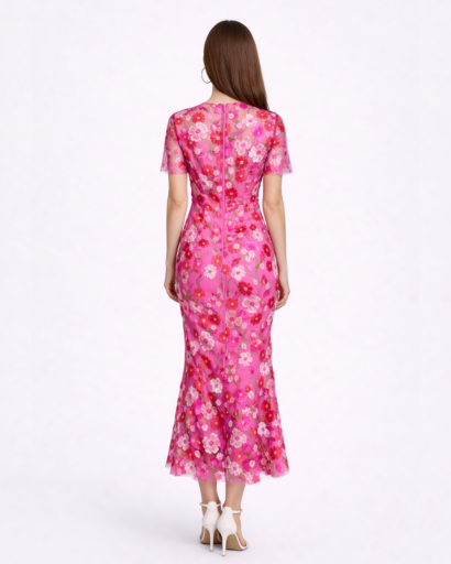 Robe Longue de Soirée Ajustée à Broderies Florales en Relief et Manches Courtes Transpantes