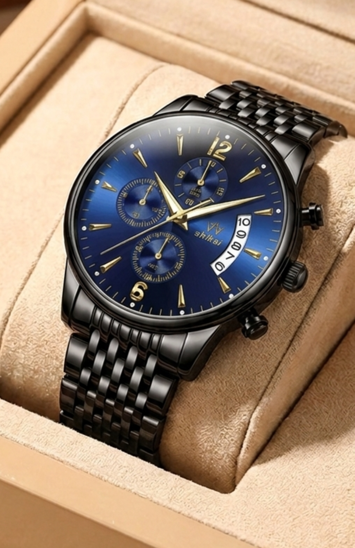 Montre homme boîtier noir, gros plan sur le cadran chronographe