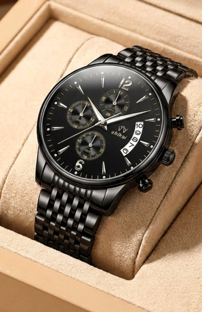 Montre homme portée au poignet, aiguilles dorées