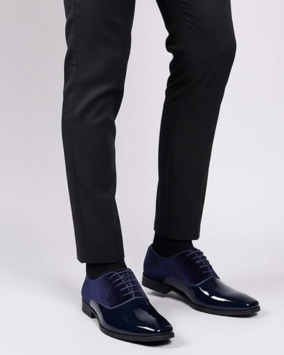 Chaussure habillée vernie bleu marine homme, portée avec un pantalon de costume, empiècement latéral en tissu texturé visible