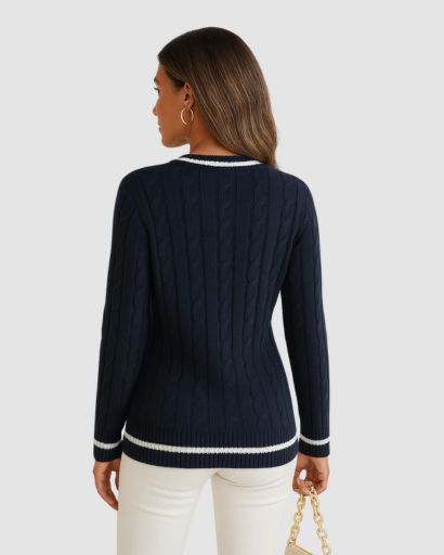 Pull femme col V rayé porté avec un pantalon, look élégant