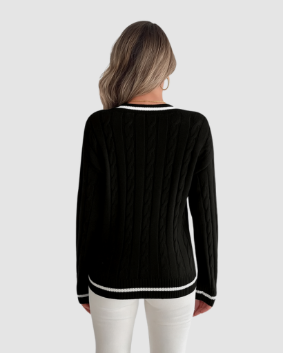 Détail des mailles câblées et du motif rayé du pull femme col V