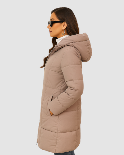 Manteau Long Matelassé à Capuche Femme – Élégance et Chaleur d’Hiver