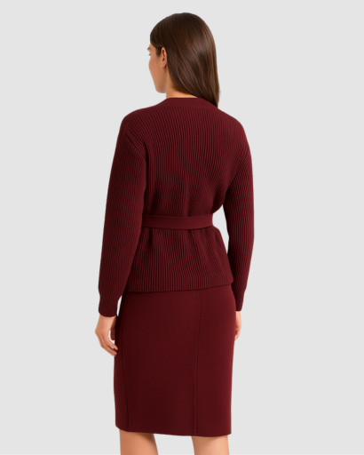 Cardigan Femme en Maille Côtelée Bordeaux avec Ceinture – Élégant & Confortable