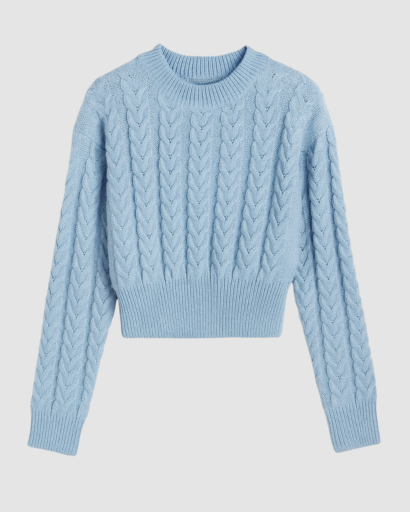 Zoom sur la maille torsadée épaisse du pull femme col rond gris