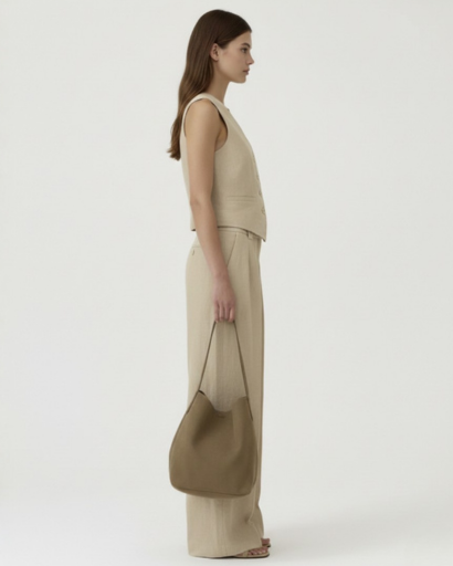 Ensemble tailleur femme avec gilet sans manches et pantalon large taille haute à plis