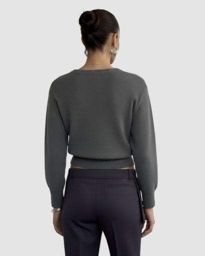 Pull en maille courte asymétrique à épaule dénudée et coupe cintrée