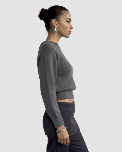 Pull en maille courte asymétrique à épaule dénudée et coupe cintrée