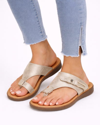 Sandales femme style entre-doigt à large bride avec détail sangle décorative et semelle plate