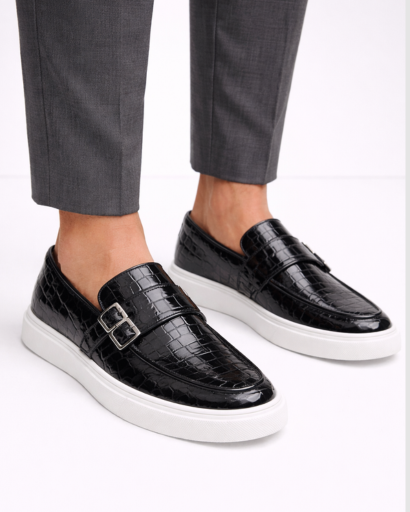 Mocassins femme style slip-on effet texturé avec double boucle décorative et semelle épaisse contrastée