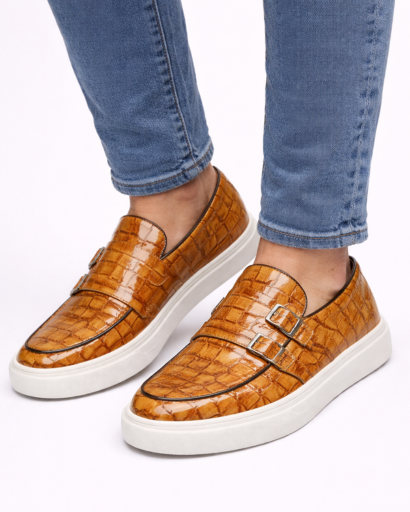 Mocassins femme style slip-on effet texturé avec double boucle décorative et semelle épaisse contrastée