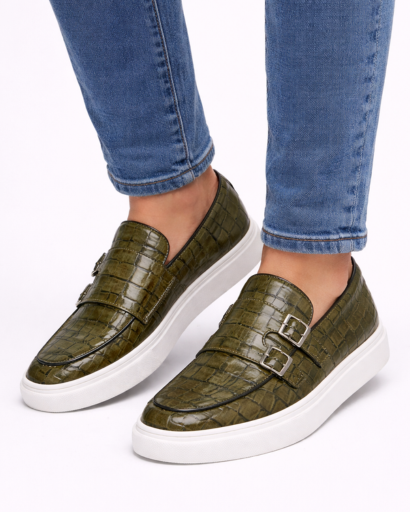 Mocassins femme style slip-on effet texturé avec double boucle décorative et semelle épaisse contrastée