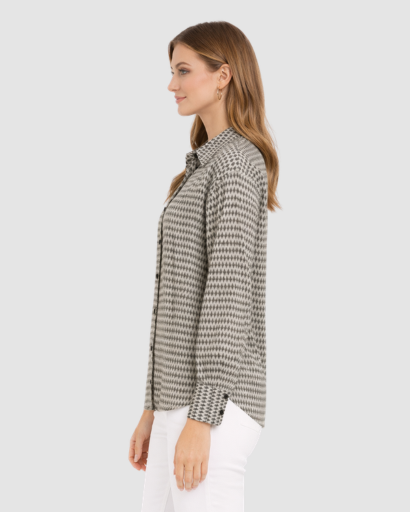 Chemise femme coupe classique à motif géométrique avec col structuré et boutons frontaux