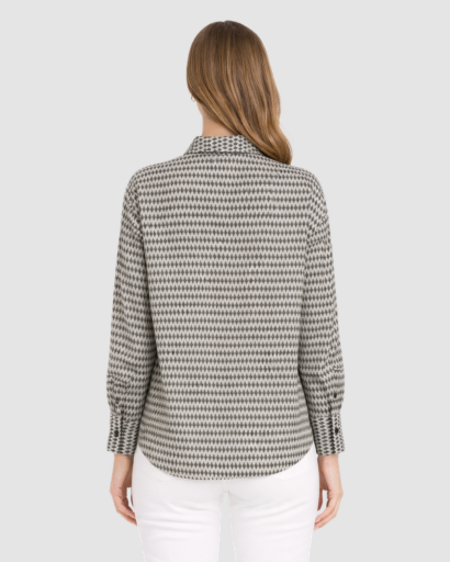 Chemise femme coupe classique à motif géométrique avec col structuré et boutons frontaux