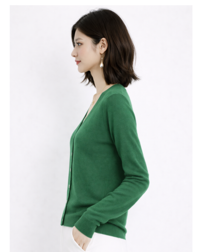 Cardigan femme cachemire porté en soirée, look raffiné