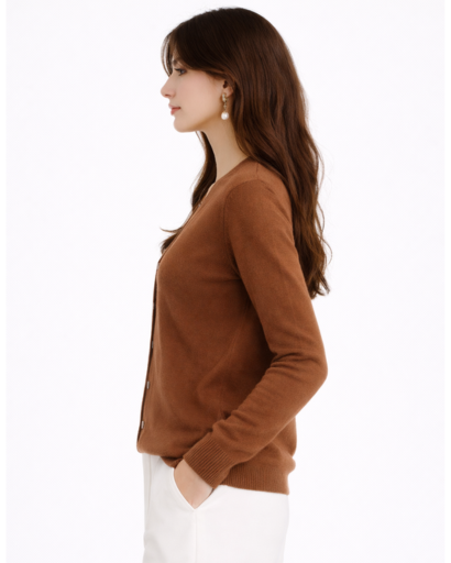 Cardigan femme cachemire col V superposé sur une chemise