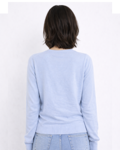 Cardigan femme cachemire porté ouvert sur un top, look bureau