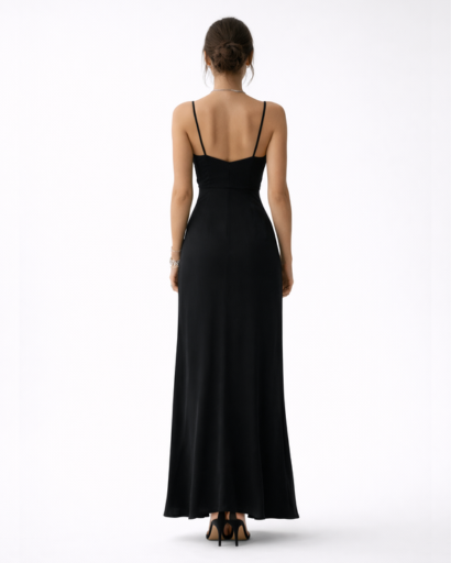 Robe longue satinée à bretelles avec fente haute